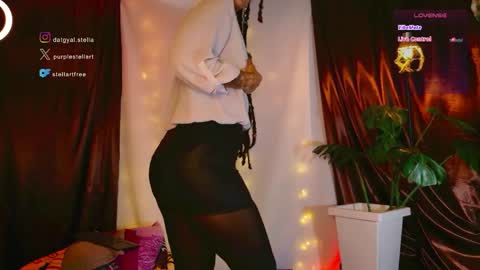 stellart_ online show from June 1, 2:02 am