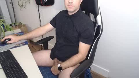 Snapshot of steve_oo8 chatting on December 3, 4:39 pm steve_oo8 online show from December 3, 4:39 pm