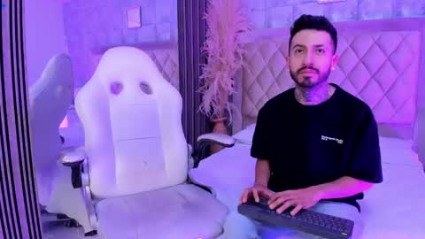 stevenandlaura_ online show from May 5, 9:01 pm