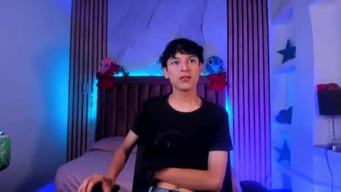 Snapshot of sthepanodimonaco chatting on December 17, 8:15 pm Sthepano online show from December 17, 8:15 pm