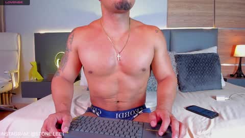 Snapshot of stone_lee_ chatting on January 19, 8:07 am Stone Lee online show from January 19, 8:07 am