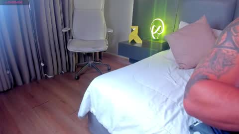 Snapshot of stone_lee_ chatting on October 11, 11:53 am Stone Lee online show from October 11, 11:53 am