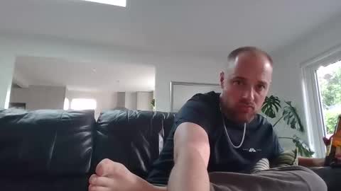 str8feet33 online show from December 2, 6:19 am