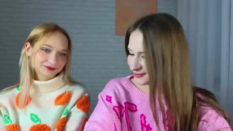 Snapshot of strawberryglow chatting on November 12, 2:12 am Alice and Violetta online show from November 12, 2:12 am