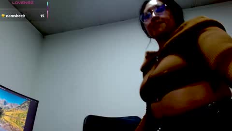 strawlux online show from June 6, 2:33 pm