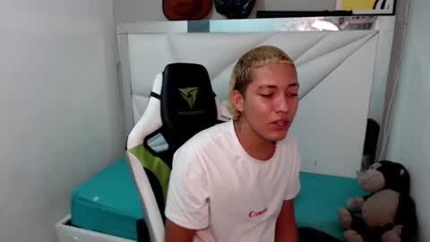 Snapshot of street_poemm_ chatting on February 26, 4:22 am Street online show from February 26, 4:22 am