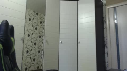 Snapshot of strongass18 chatting on December 1, 9:58 am Alex online show from December 1, 9:58 am