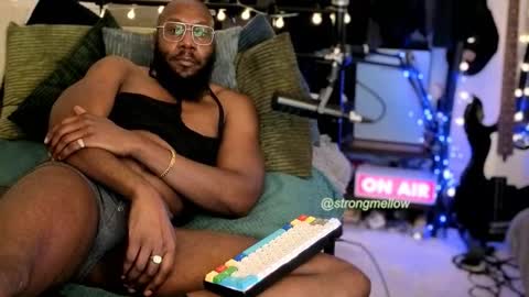 strongmellow online show from October 27, 6:45 pm