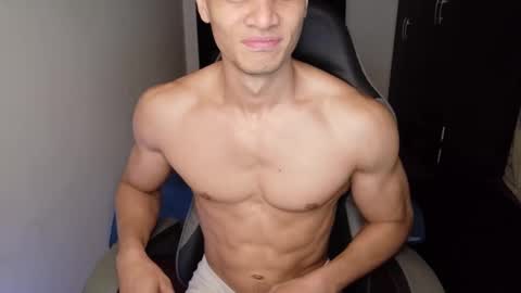 stylish man online show from November 20, 1:33 pm