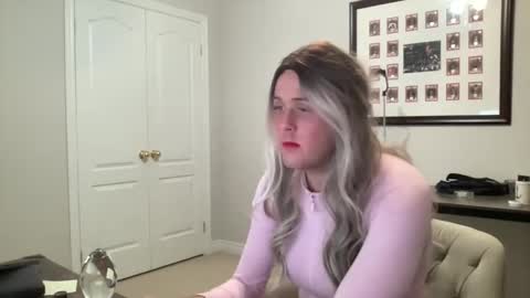 Sissy Isabella online show from May 17, 6:44 am