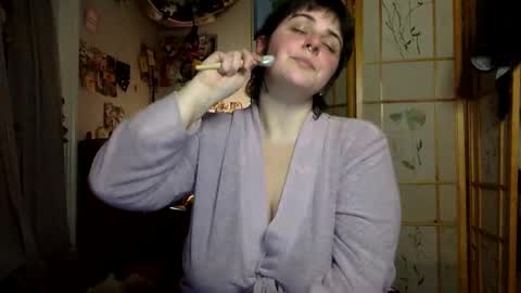 Snapshot of succubi_tyes chatting on February 12, 1:44 am succubi_tyes online show from February 12, 1:44 am