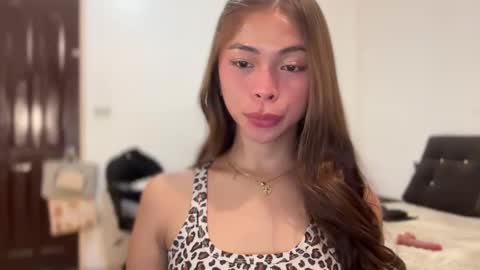 Snapshot of suckablechick chatting on December 23, 5:27 am Marry online show from December 23, 5:27 am