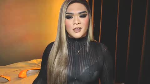 Snapshot of suckablecockoffreya chatting on December 8, 9:19 pm JADE ELYSE online show from December 8, 9:19 pm