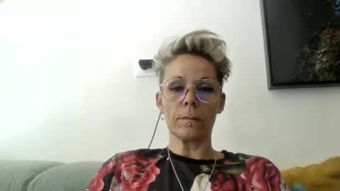 Snapshot of sucrette5629 chatting on May 2, 4:01 pm sucrette5629 online show from May 2, 4:01 pm