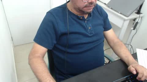 Snapshot of sugarhairybear chatting on April 19, 7:38 pm Johnny online show from April 19, 7:38 pm