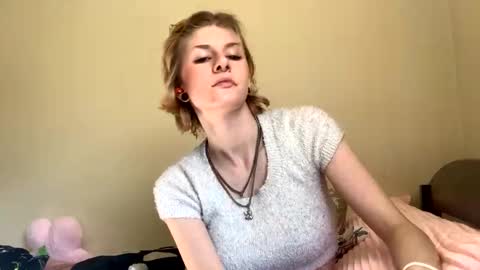 Snapshot of suicunebitch chatting on December 22, 8:14 pm Ophelia online show from December 22, 8:14 pm