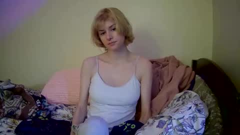 Snapshot of suicunebitch chatting on January 3, 1:36 pm Ophelia online show from January 3, 1:36 pm