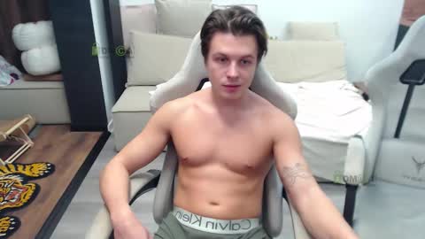 Snapshot of sunny1girl chatting on December 4, 8:39 pm Alice and Sergey online show from December 4, 8:39 pm