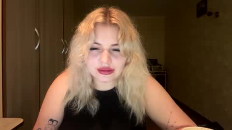 sunshinyflash online show from December 5, 5:42 pm