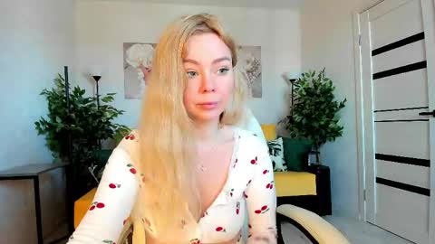 Jenn online show from April 18, 3:21 am