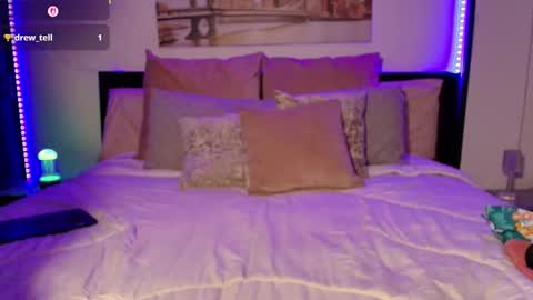 surella32 online show from February 6, 3:44 am