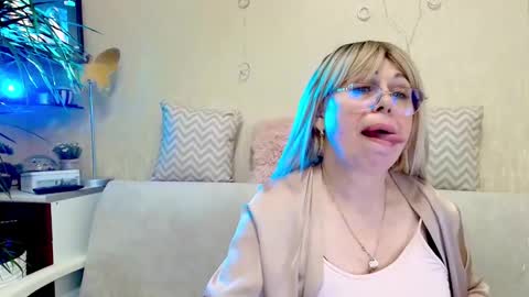 Snapshot of susienoreen chatting on March 7, 5:08 am SusieNoreen online show from March 7, 5:08 am