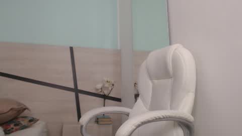 sussy leon online show from January 18, 6:32 pm