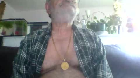 Snapshot of suv1 chatting on April 23, 8:24 am Otto online show from April 23, 8:24 am