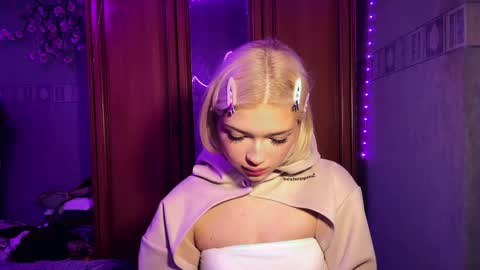 Stacy online show from April 29, 9:32 pm