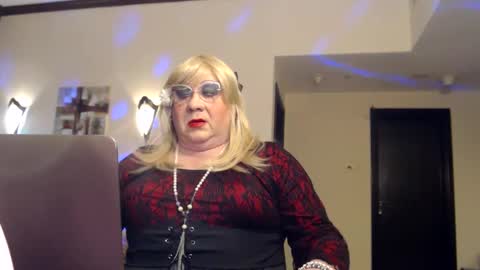 Snapshot of suzannebanci chatting on December 13, 6:16 pm My name is Sissy or more fully Suzanna Aprilia Maria Mariquita Catarina Chinita Banci. Soy una puta - que chimba ladybug online show from December 13, 6:16 pm