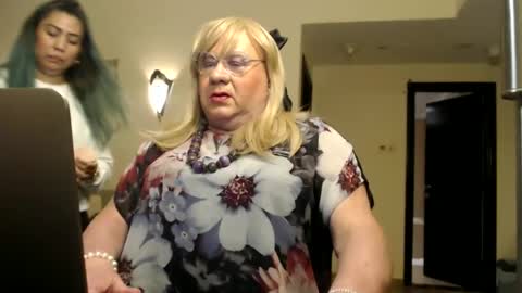 Snapshot of suzannebanci chatting on February 28, 6:52 pm My name is Sissy or more fully Suzanna Aprilia Maria Mariquita Catarina Chinita Banci. Soy una puta - que chimba ladybug online show from February 28, 6:52 pm