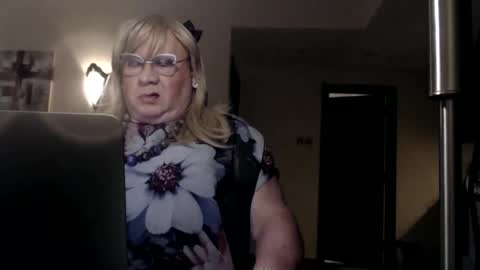 Snapshot of suzannebanci chatting on February 28, 9:55 pm My name is Sissy or more fully Suzanna Aprilia Maria Mariquita Catarina Chinita Banci. Soy una puta - que chimba ladybug online show from February 28, 9:55 pm