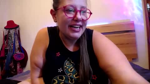 Snapshot of suziestardust chatting on January 15, 3:11 am suzie stardust online show from January 15, 3:11 am