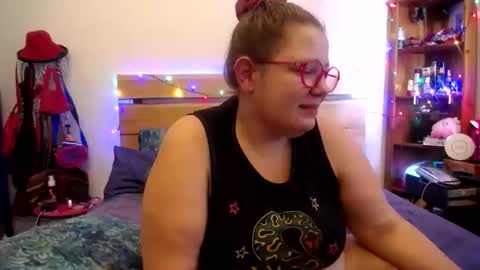 Snapshot of suziestardust chatting on February 4, 11:53 pm suzie stardust online show from February 4, 11:53 pm