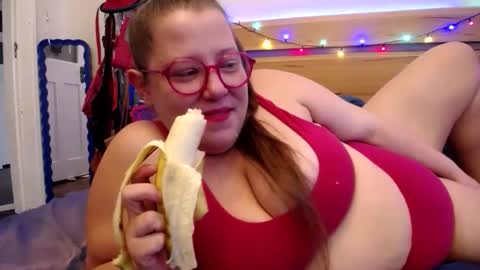 Snapshot of suziestardust chatting on February 10, 12:48 am suzie stardust online show from February 10, 12:48 am