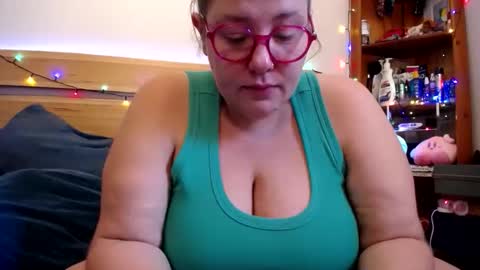 Snapshot of suziestardust chatting on February 17, 12:40 am suzie stardust online show from February 17, 12:40 am