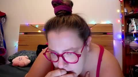 Snapshot of suziestardust chatting on February 21, 10:27 am suzie stardust online show from February 21, 10:27 am