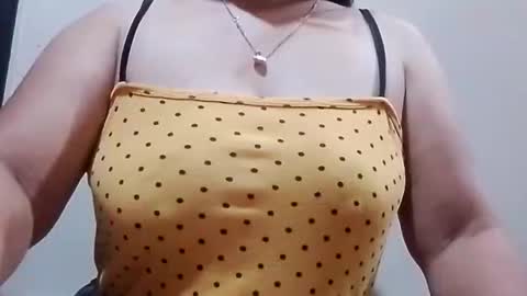 Snapshot of suzzie_hot chatting on January 17, 1:05 pm suzzie_hot online show from January 17, 1:05 pm