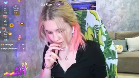 Snapshot of sweeet_bee chatting on January 22, 9:02 am Melisa online show from January 22, 9:02 am