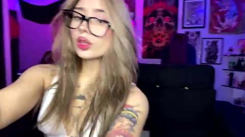 Snapshot of sweeetbabyy22 chatting on December 16, 8:19 am Valeria online show from December 16, 8:19 am