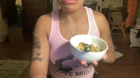 Snapshot of sweeetg1rl chatting on January 16, 12:36 am june online show from January 16, 12:36 am