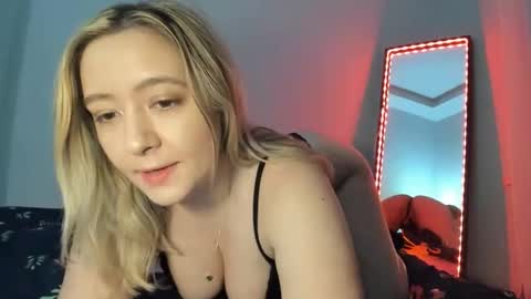 Snapshot of sweet4you1992 chatting on October 11, 8:24 am Anne Marie online show from October 11, 8:24 am