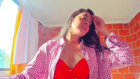 Snapshot of sweet_and_hot_alaia chatting on October 12, 9:25 pm sweet and hot alaia online show from October 12, 9:25 pm