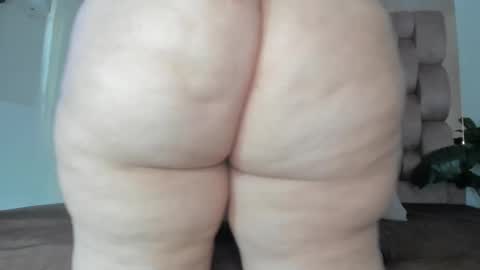 Snapshot of sweet_booty1 chatting on October 24, 12:01 pm Chelsy online show from October 24, 12:01 pm