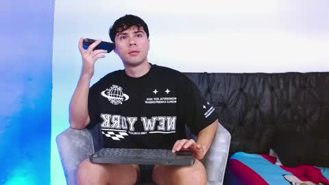 Snapshot of sweet_boysxss chatting on February 26, 11:31 am Theo ithan leo online show from February 26, 11:31 am