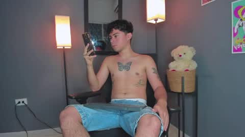 Snapshot of sweet_boysxss chatting on March 31, 7:09 am Theo ithan leo online show from March 31, 7:09 am