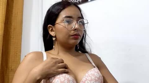 Snapshot of sweet_m00n__ chatting on March 16, 4:33 pm Camile online show from March 16, 4:33 pm