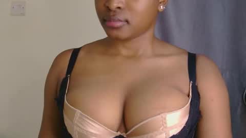 Snapshot of sweet_miah12 chatting on February 25, 10:47 am Queen debby online show from February 25, 10:47 am