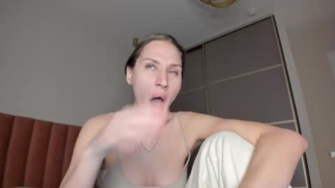 Snapshot of sweet_miss381 chatting on February 18, 12:59 am Sofi online show from February 18, 12:59 am