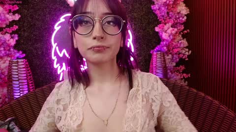 Roxanee online show from April 4, 9:01 pm